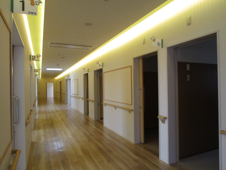 よつばファミリークリニック　廊下