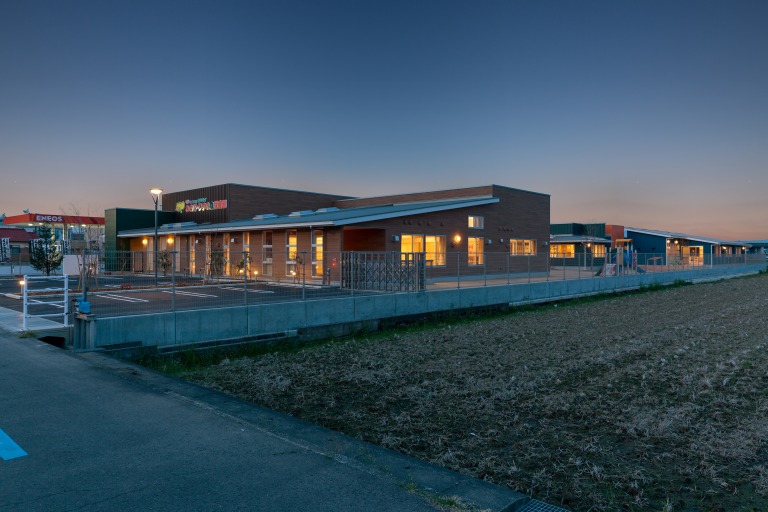 わさだりすの森保育園　夜景南西面