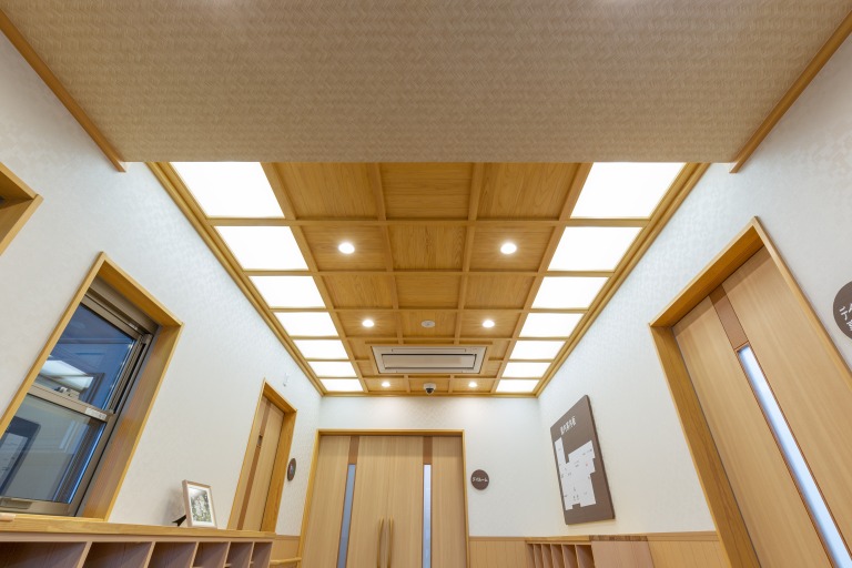 にじいろいろどり　玄関ﾎｰﾙ天井