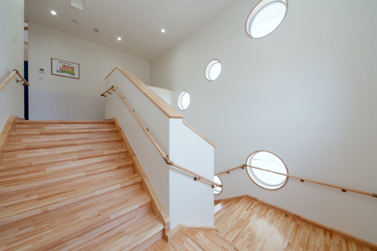 小楠保育園　2F階段