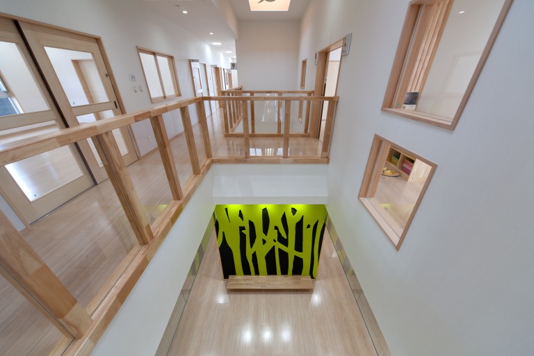 小楠保育園　2F吹抜け廊下